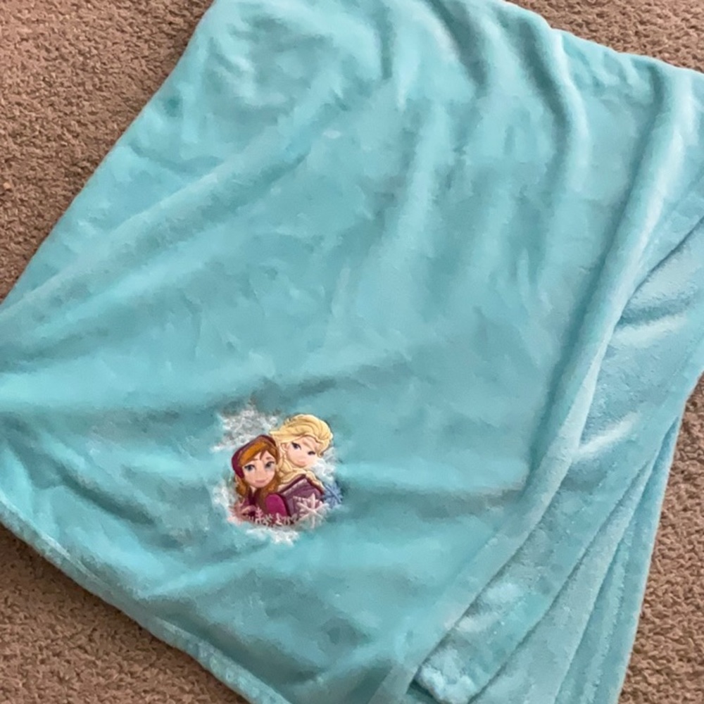 Disney Frozen blanket.  Excellent condition